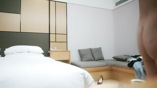 【利哥探花】吊带小背心顶级小骚货，170CM黑丝大长腿，扭动屁股磨屌，特写深喉插嘴，穿着高跟鞋骑乘