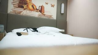 【利哥探花】深夜场黑裙小少妇，情趣装黑丝袜扭动屁股，翘起大屁股舔屌，正入抽插打桩猛操