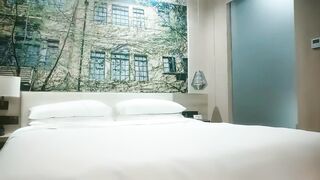 【利哥探花】花臂纹身外围小姐姐，撩下内衣吸吮奶子，镜头前舌吻揉穴调情，主动骑乘套弄，扶腰后入打桩