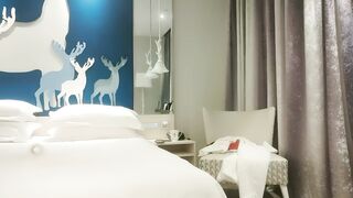 【利哥探花】高品质170CM顶级美女，穿上衬衣红裙吸吮奶子，镜头前特写深喉，揉穴舔逼抗腿打桩机