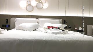 【小宝寻花】约了个牛仔短裤性感大奶妹子，撩起衣服舌吻摸奶口交上位骑乘猛操