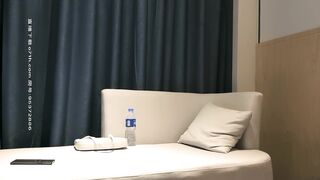 【小宝寻花】约了个白衣高颜值妹子，床上骑坐摸奶抽插抬腿侧入大力猛操