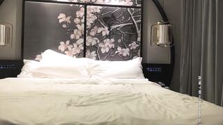 【小宝寻花】约了个苗条大奶高颜值妹子，近距离拍摄口交上位骑乘抽插呻吟