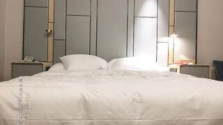 【小宝寻花】酒店约炮迟到身材高挑的兼职外围穿着高跟干口爆吞精