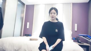 【赵总寻花】反侦察意识很强的校花用手机偷偷扫描有没有偷拍设备，最后还是被偷拍了，非常温柔的东北小姐姐被狠狠输出