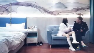 【黄先生探花】都市时尚妹，跪着卖力口交，扯头发后入抽插，呻吟不断