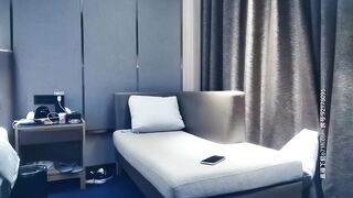 【黄先生探花】高颜值蓝衣妹子，扣逼舔弄口交沙发上后入大力猛操