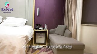 杏吧阿宾8_今天约了个疑心特别重担心被偷拍的美女，准备做得时候一直想要关灯，说要到被子下面搞或者去厕所搞，在房间到处找摄像头说怕被偷拍