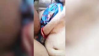 风骚眼镜母狗被多人凌辱调教，舔脚喝尿颜射吞精，嘴巴里被灌满精液还说不满足，还要继续干