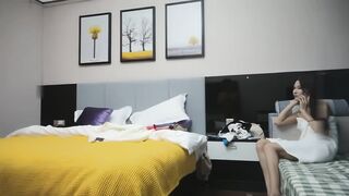 齐逼短裤颜值不错苗条妹子，骑在身上调情69口交侧入猛操