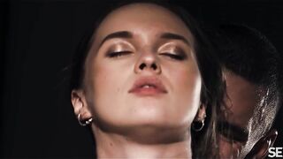 【欧美】极品乌克兰美女模特克鲁兹，美好的一天要从晨炮开始，厨房做饭故意勾引猛男来一发，中出内射