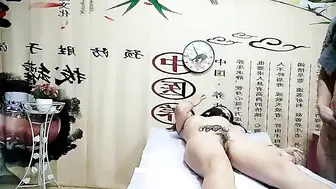 【中医养生馆挂羊头卖狗肉】男技师给短裙富姐推油，私密处按摩刺激到妹子受不了，要技师的鸡巴泄欲
