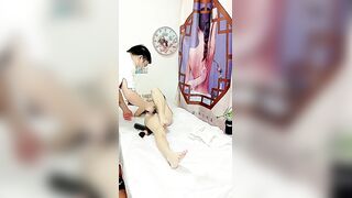 【SPA女子养生会所】双飞女顾客【上篇】骚技师按摩女顾客勾搭啪啪跟小哥玩弄骚女，口交大鸡巴舔乳头，轮草抽插叫声骚