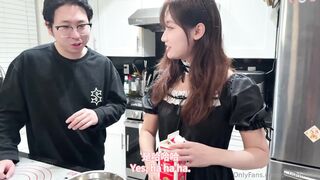 本来叫上门烘焙师做情欲蛋糕给女友，结果奶油还没打发，就把她按在料理台上厨房直接开干，奶油射满全身。