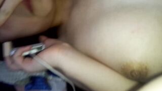 河南某校水嫩漂亮的大学美女背着男友和校友偷情,道具把逼玩的淫水都流一床