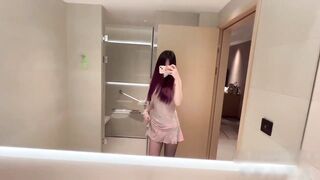 母狗的任务性爱任务激情对白，逼里塞着玩具强制性要求外卖小哥拿出，忽悠勾引外卖小哥榨精口交做爱！