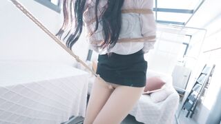 【悠米定拍】《OL的游戏2》上司自W被下属发现，强制抱住双腿分开玩起蜜xue，眺蛋震xue，绑起来戴着项圈走绳直到绳结完全陷入，玩累了就牵着在地上爬…