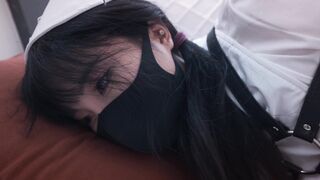 【悠米】《放学后的保健室》男同学借着发烧的名义来医务室看病，量完体温，护士小姐打算给他开点药，转身去拿药的时候，被学生从后面捂住口鼻迷晕了过去