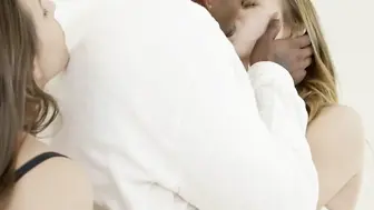 顶级欧美金发两姐妹 被黑人操到淫水狂流
