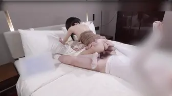 白丝过膝袜，举起小美女猛操到高潮！粉嫩美穴清晰可见！