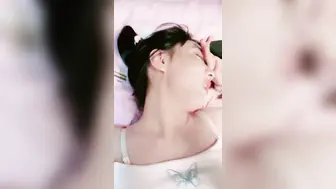 看似清纯的双马尾小萝莉 其实放学后是个渴望被大鸡巴灌满骚穴的反差婊小母狗，被大鸡巴爸爸当成鸡巴套子