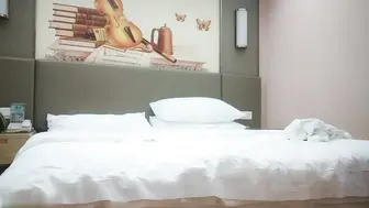 说话嗲嗲马尾辫萝莉小妹，半脱下黑丝扣穴调情，抬腿猛操表情淫荡，大屁股使力撞