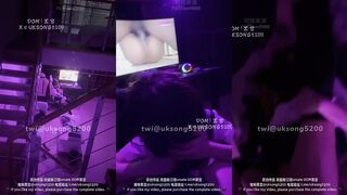 网吧内一边看片，一边有song老师口交吞精，侧面露脸，极品神颜下