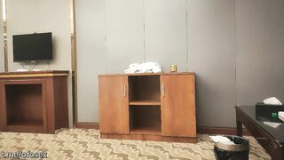 3000约极品外围，23岁，170cm，极品美胸，撩人水平一流，前凸后翘，绝美尤物值得一干