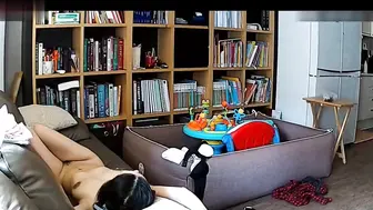 韩国居家自拍！年轻夫妻沙发上打炮，大奶美娇妻伸开修长双腿让老公插入