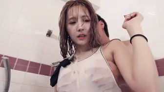 SSNI-916 [中文字幕] 學校泳裝巨乳遊泳部顧問是前寫真偶像…濕濡通透的老師巨乳讓人受不了、流汗緊貼密著交尾 三上悠亚