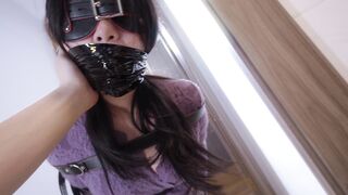 丝米】《狩猎日记之下班的少妇》黑丝少妇回家，遭陌生男捂晕。直臂捆绑，塞上假阳口罩，逃至客厅被发现继续捂晕，换假阳口球，继续抵抗遭丝袜套头,呼吸困难。束缚带固定吊起,口球