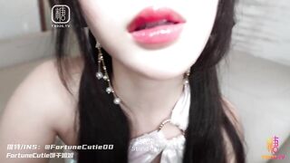 饼干姐姐新春特辑夺阳魂，榨精魄欲女季莹莹_骚穴做脸骑乘榨精二次内射白浆满地