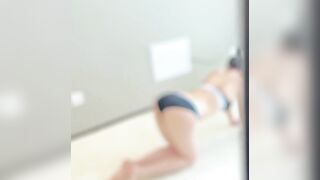 瑜伽教练身材超棒 正在做运动看着太诱惑 控制不住 被大鸡吧无套输出 射了满满一奶子