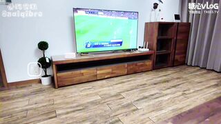 [糖心Vlog] 兄妹乱伦淫荡妹妹穿着足球情趣内衣勾引哥哥 深喉舔食肉棒！蜜穴榨精 不料竟被哥哥朋友发现 - 爱吃雪糕