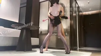 OL制服 黑丝高跟 裸舞诱惑男主 高跟踩踏 疯狂后入 射在黑丝脚上 #跳跳羊 #tiaotiaosheep